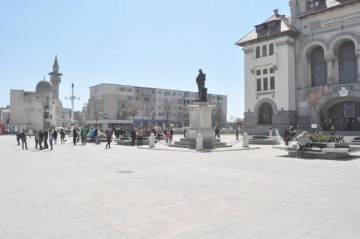 Iubitorii de animale vor să protesteze în Piața Ovidiu. Iată ce le-a răspuns Primăria Constanța